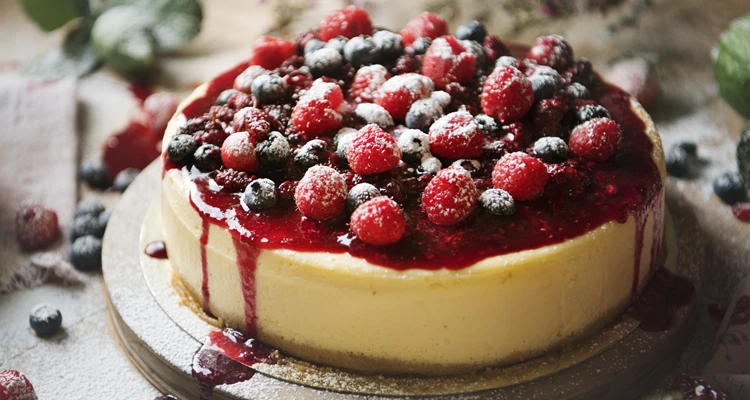 Topfen(traum)torte mit Beeren-Topping